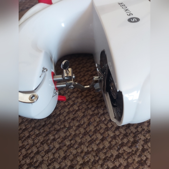 Singer Stitch Sew Quick 2 Hand-held Mini Sewing Machine - Picture 10 of 10